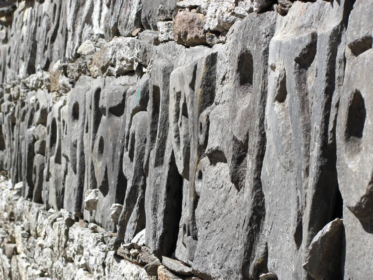 mani_pangboche_close